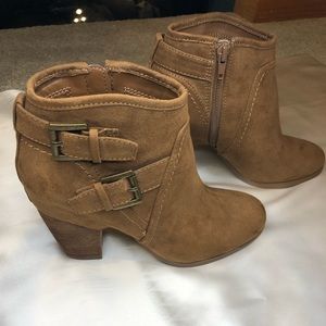 Women’s Crown Vintage Western Style Tan leather Bootie Size 6